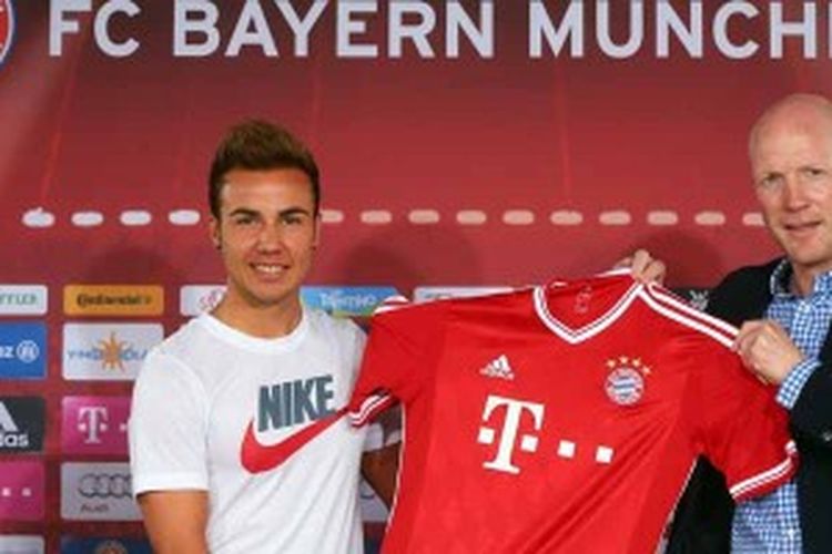 Gelandang baru Bayern Muenchen, Mario Goetze (kiri), memperlihatkan kostum barunya. Dia didampingi direktur olahraga Bayern, Matthias Sammer. Dalam sesi ini, Goetze mengenakan baju Nike, padahal Bayern disponsori oleh Adidas, sehingga hal ini sempat menimbulkan kritikan dari pihak Adidas.