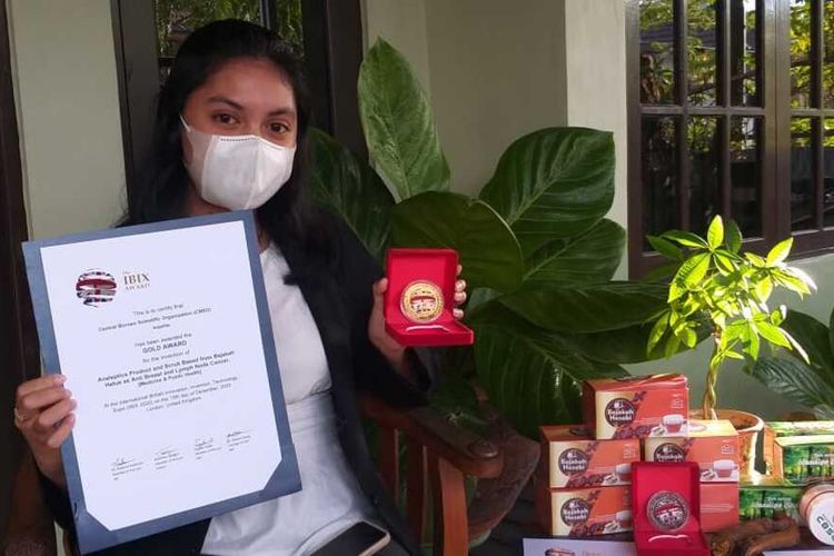 Anjellita, siswi SMA Kelas XI, saat menunjukkan piagam dan medali emas yang berhasil diraihnya dalam ajang bergengsi yang digelar oleh International British, Innovation, Invention, Technology Exhibition, IBIX Award 2020.