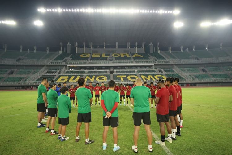 Para pemain timnas U19 Indonesia saat tengah berkumpul di Stadion Gelora Bung Tomo.