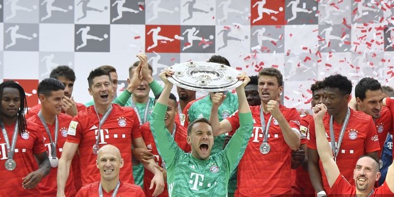 Penjaga gawang Bayern Munich, Manuel Neuer, mengangkat trofi tersebut saat para pemain Bayern Munich merayakannya setelah pertandingan sepak bola divisi satu Bundesliga Jerman FC Bayern Munich v Eintracht Frankfurt di Munich, Jerman selatan, pada 18 Mei 2019.
