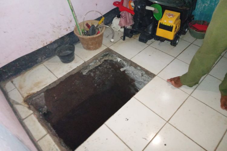 Lubang dalam rumah Wowon di Kampung Babakan Mande, Desa Gunungsari, Kecamatan Ciranjang, Kabupaten Cianjur, Jawa Barat. Dalam lubang ini polisi menemukan salah satu korban pembunuhan yang dilakukan Wowon cs.