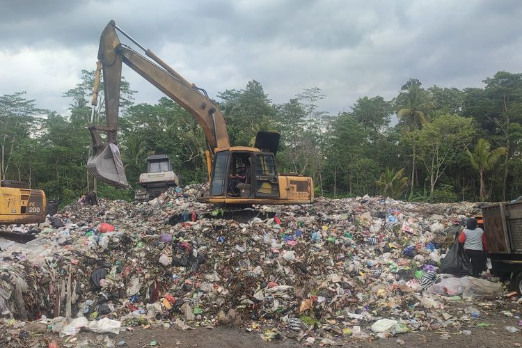 Timbunan sampah di TPA Klegen, Grabag, Magelang, Rabu (14/1/2026).