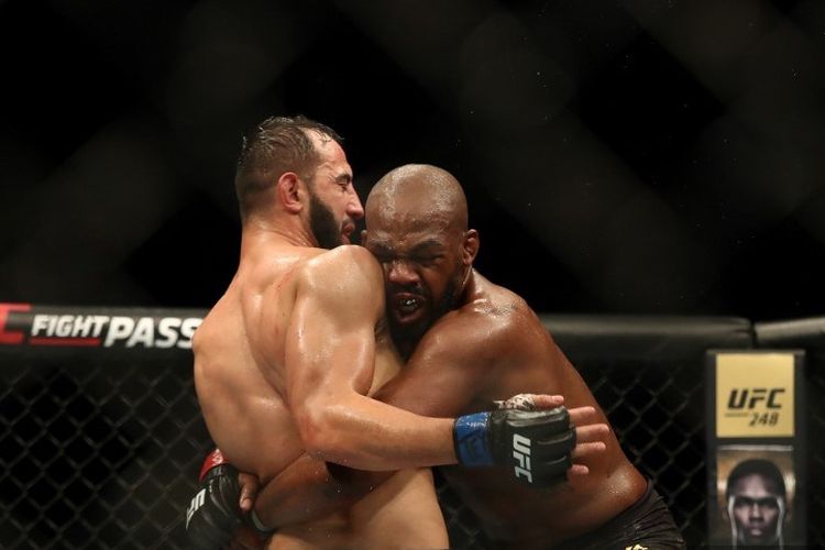 Dominick Reyes (kiri) dan Jon Jones (kanan) saat berduel pada laga utama UFC 247 untuk memperebutkan sabuk juara UFC Light Heavyweight di Toyota Center, Houston, Texas, Amerika Serikat, Minggu 9 Februari 2020.