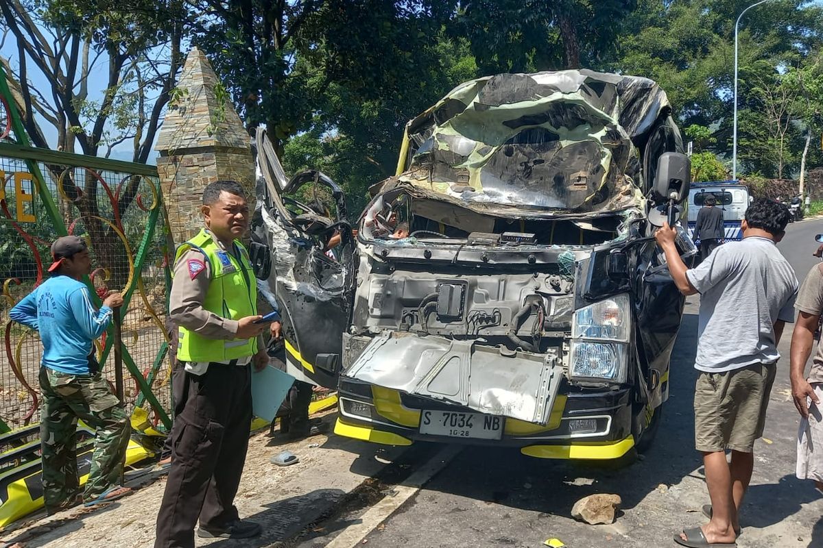 KECELAKAAN: Mikrobus sempat terguling usai menabrak sepeda motor di kawasan Gunung Bromo Kabupaten Probolinggo, Jawa Timur, Sabtu (17/8/2024).