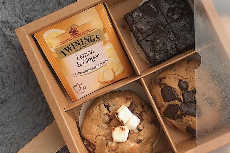 Hamper Lebaran 2020 berisi soft-baked cookies, brownies, dan teh dari Bakeen.id. 