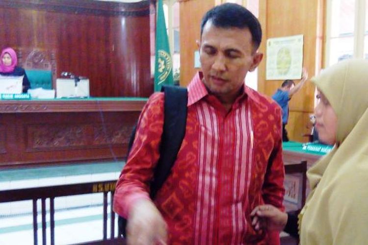  mantan gubernur Sumatera Utara Gatot Pujo Nugroho bersama istrinya Sutias Handayani di Pengadilan Tipikor pada Pengadilan Negeri (PN) Medan, Senin (30/1/2017)