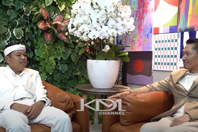 Dedi Mulyadi dan Bossman Mardigu saat berbincang-bincang dan ditayangkan di akun YouTube Kang Dedi Mulyadi Channel pada 17 Februari 2025.