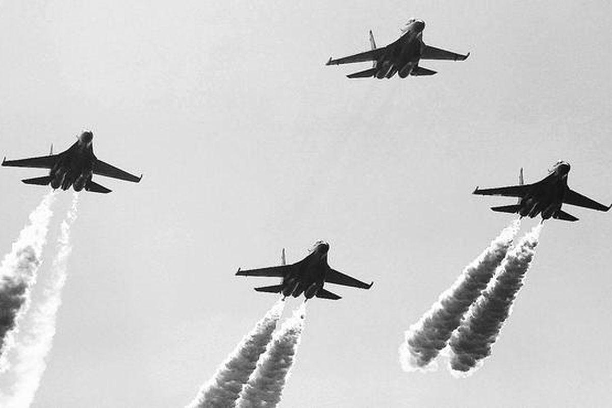 Atraksi udara pesawat tempur Sukhoi TNI Angkatan Udara ikut memeriahkan perayaan HUT ke-64 TNI AU di Pangkalan Udara TNI AU Halim Perdanakusuma, Jakarta. Dua pesawat Sukhoi SU-27 SKM, Senin (13/9), tiba di Pangkalan Udara TNI AU Sultan Hasanuddin, Makassar, untuk memperkuat Skuadron Udara 11.