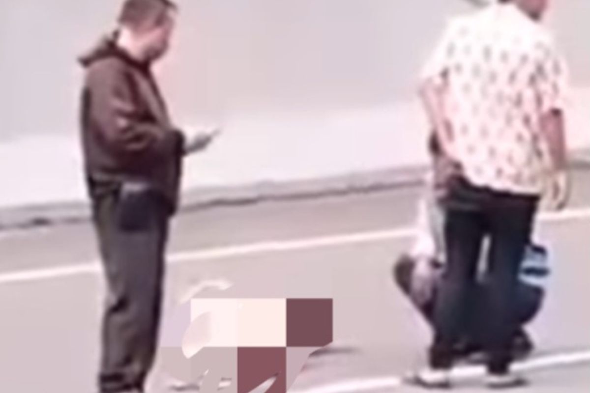 Tangkapan layar video viral penumpang diduga melompat dari bus di kilometer 99+600 B jalan tol Cipularang.