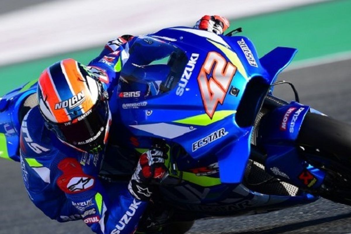 Pebalap Suzuki Ecstar, Alex Rins, menjalani latihan bebas di Sirkuit Losail pada MotoGP Qatar, 8 Maret 2019. 