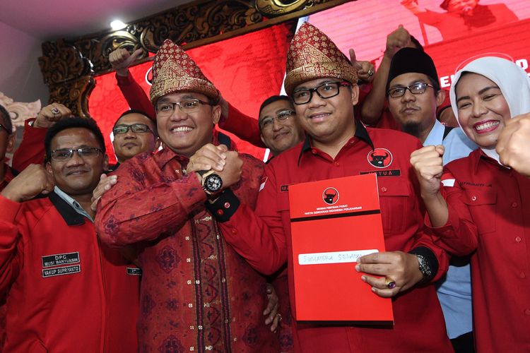 Bakal calon Gubernur dan Wakil Gubernur Sumsel Dodi Reza Alex Noerdin (ketiga kiri) dan Giri Ramanda Kiemas (ketiga kanan) berjabat tangan usai menerima berkas rekomendasi dukungan di kantor DPP PDIP, Lenteng Agung, Jakarta Selatan, Minggu (7/1). PDIP resmi mengumumkan para cagub dan cawagub enam provinsi yakni provinsi Sumatera Utara, Sumatera Selatan, Jawa Barat, Jawa Tengah, Kalimantan Barat dan Kalimantan Timur pada Pilkada 2018. ANTARA FOTO/Sigid Kurniawan/aww/18.