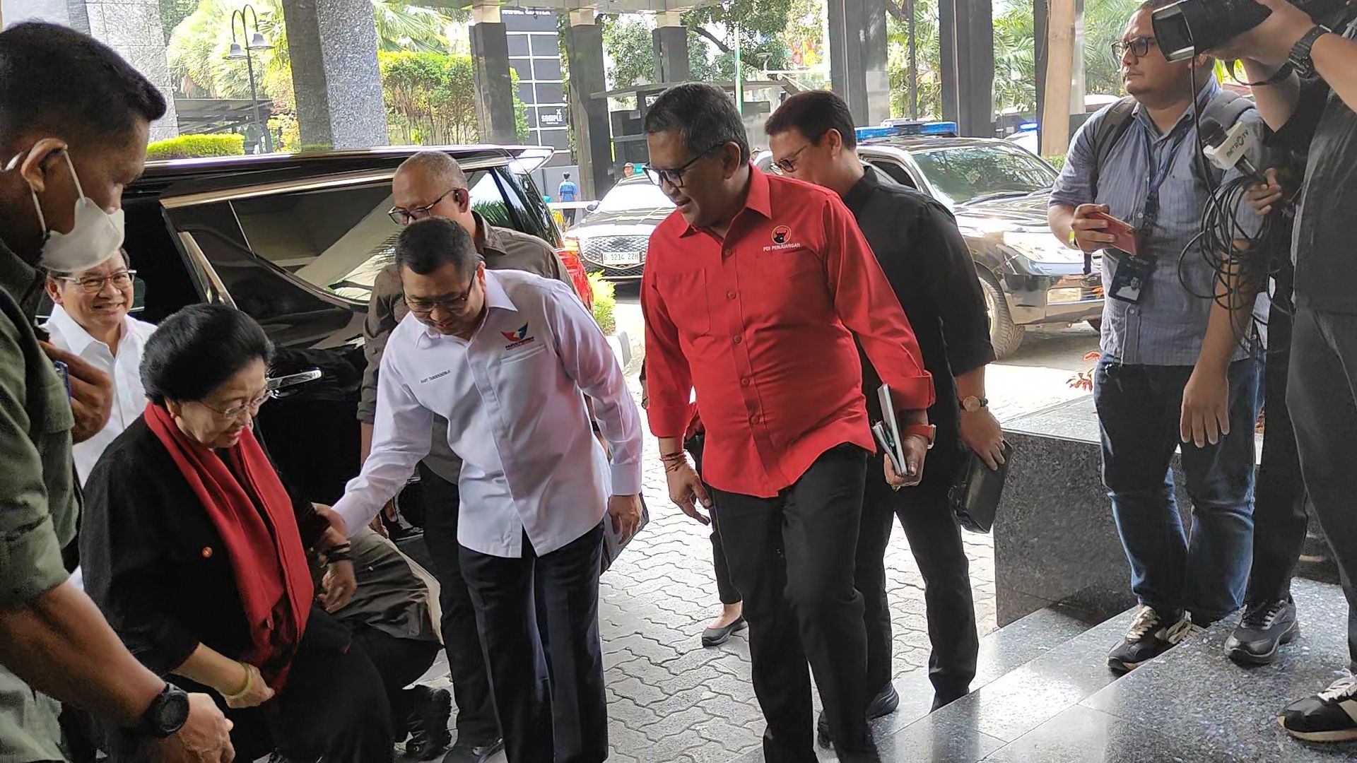Megawati, Pramono Anung, dan Puan Hadiri Rapat TPN Ganjar Usai Prabowo-Gibran Daftar ke KPU