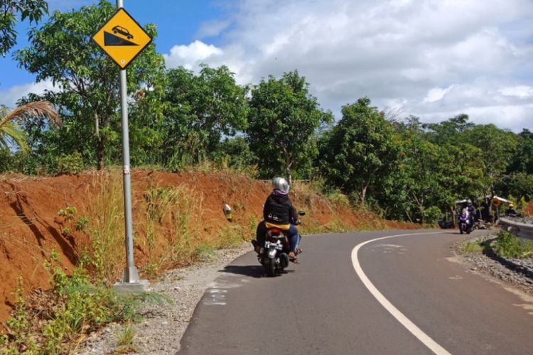 Perjalanan menuju Geopark Ciletuh, yang penuh kelokan, turunan, dan tanjakan curam, Sabtu (23/6/2018).