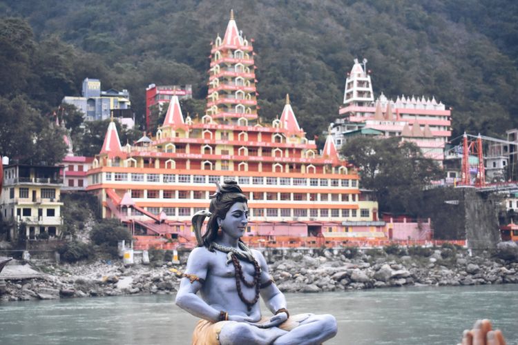 Ilustrasi patung Dewa Shiwa di Rishikesh, India.