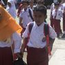 Video Viral Kakak Adik di Baubau Bergantian Pakai Sepatu demi Bisa Sekolah