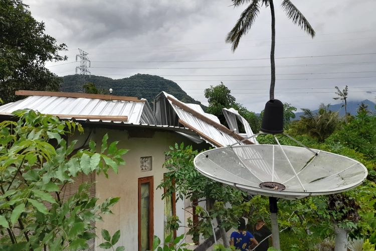 Rumah warga di Desa Banyu Poh, Kecamatan Gerokgak, Kabupaten Buleleng, Provinsi Bali, rusak akibat terjangan angin puting beliung, Senin (6/2/2023).