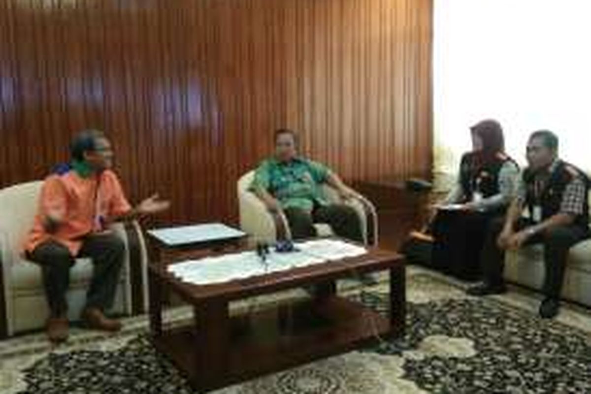 Menko Perekonomian Darmin Nasution menerima petugas sensus ekonomi, Minggu (1/5/2016)