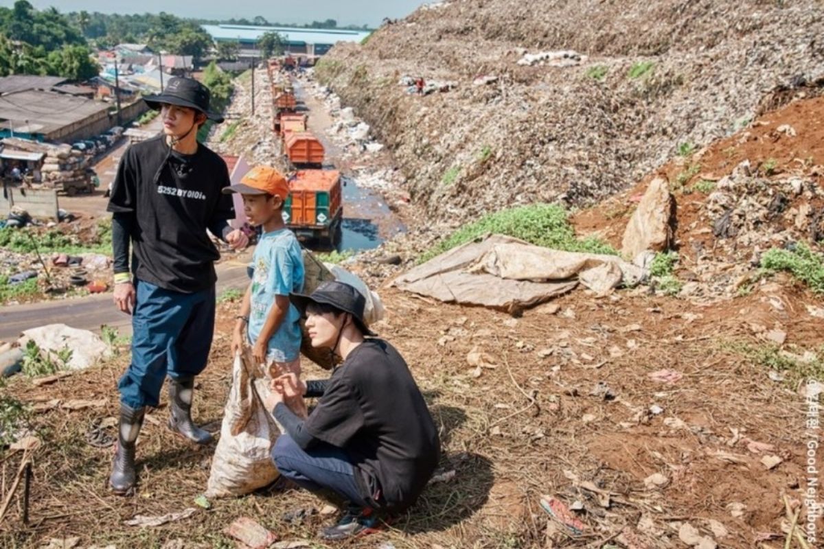 Jeno dan Jaemin NCT Dream saat menjadi sukarelawan di Indonesia dalam program Global Dreams Come True Project The Best Day.