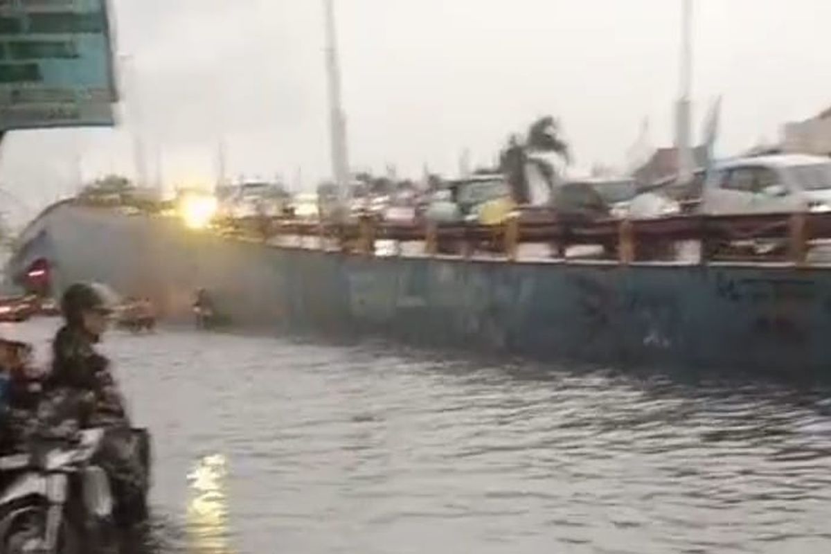 Akses Sidoarjo ke Surabaya terendam banjir, Rabu (6/2/2024).