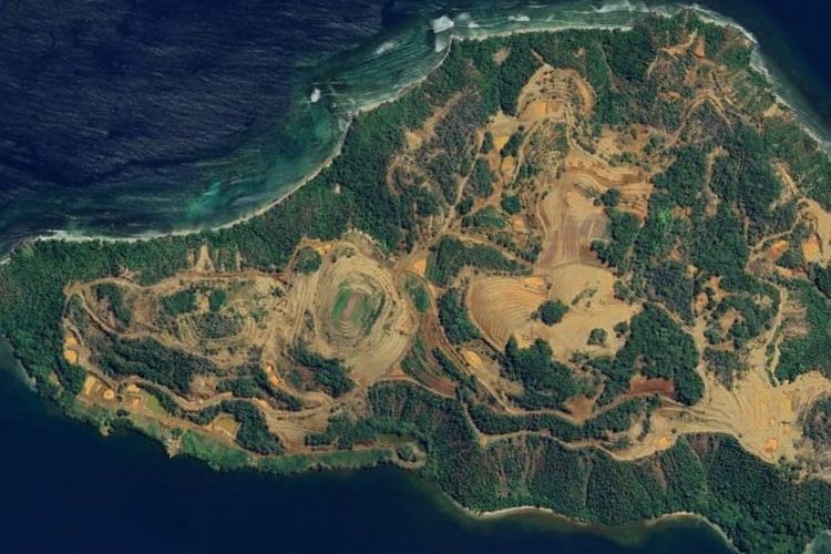 Citra satelit yang menangkap aktivitas pertambangan di Pulau Gee yang terletak di Teluk Buli, Halmahera Timur. Luas pulau ini sekitar 179,1 kilometer persegi.