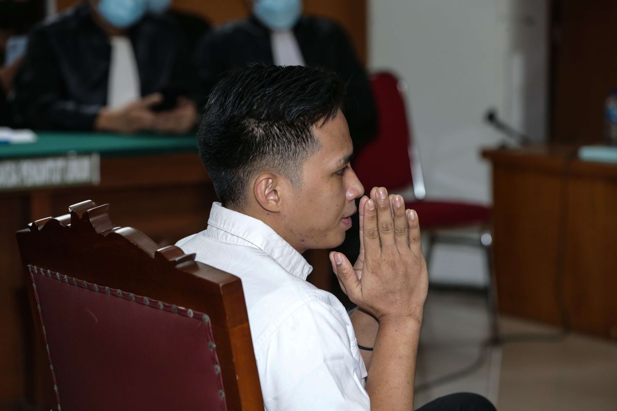 Terdakwa kasus dugaan pembunuhan berencana terhadap Nofriansyah Yosua Hutabarat atau Brigadir J, Richard Eliezer menjalani sidang vonis di Pengadilan Negeri Jakarta Selatan, Rabu (15/2/2023). Richard Eliezer divonis hukuman 1,5 tahun penjara.