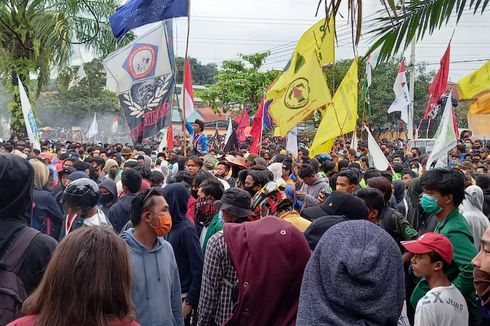 Demo Tolak UU Cipta Kerja di Samarinda Ricuh, Mahasiswa Dibubarkan dengan Gas Air Mata