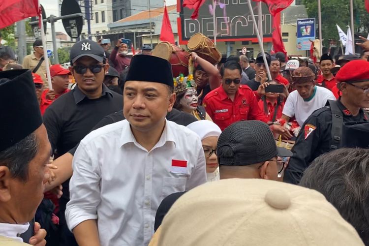Eri Cahyadi (kemeja putih) saat tiba di KPU Surabaya, Rabu (28/8/2024).