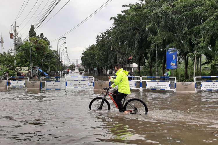 Banjir Semarang di kawasan Kota Lama Semarang, Sabtu (6/2/2021)