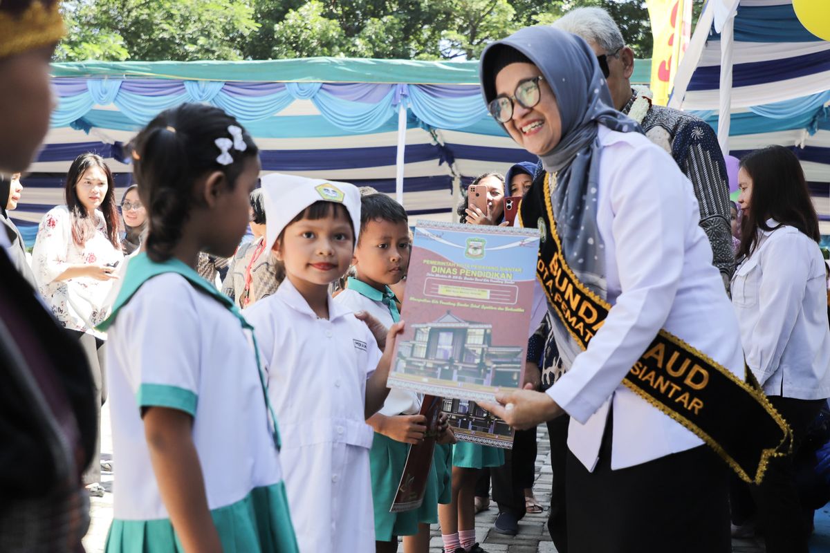 Wali Kota Pematangsiantar Susanti Dewayani melepas siswa-siswi PAUD Sanggar Anak Balita (SAB) binaan TP PKK Pematangsiantar di Lapangan Adam Malik, Rabu (19/6/2024).