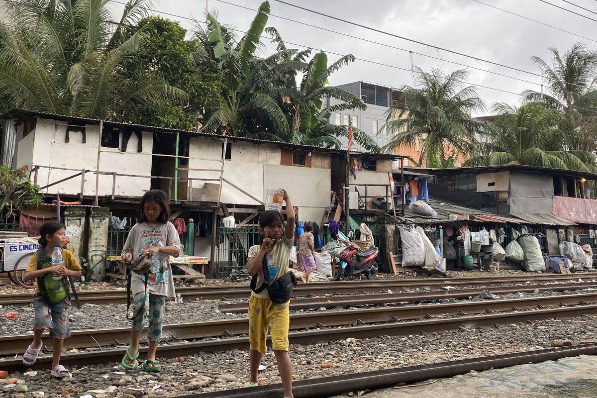 Potret Pemukiman Liar di Jakarta, Warga Hidup Satu Meter dari Lintasan Rel