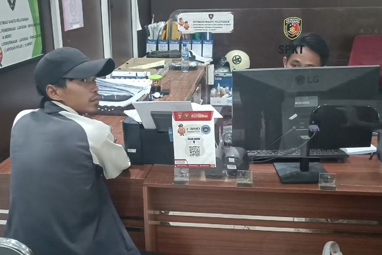Dedi Sucipto saat membuat laporan di Polrestabes Palembang.