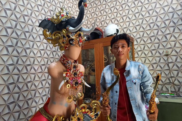 Adhe Pamungkas menunjukkan hasil karya aksesoris yang dirakitnya, Sabtu (14/5/2022). 