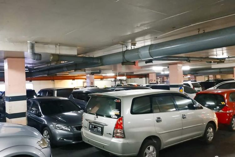 Mobil terparkir di area basement parkir, posisinya ada yang paralel dan berjajar