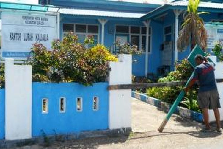 Kantor Lurah Kalialia, Kecamatan Lealea Kota Baubau, Sulawesi Tenggara, disegel sama pemilik lahan, Nasir Samon. Terlihat Nasir memalang dengan balok pintu gerbang kantor lurah