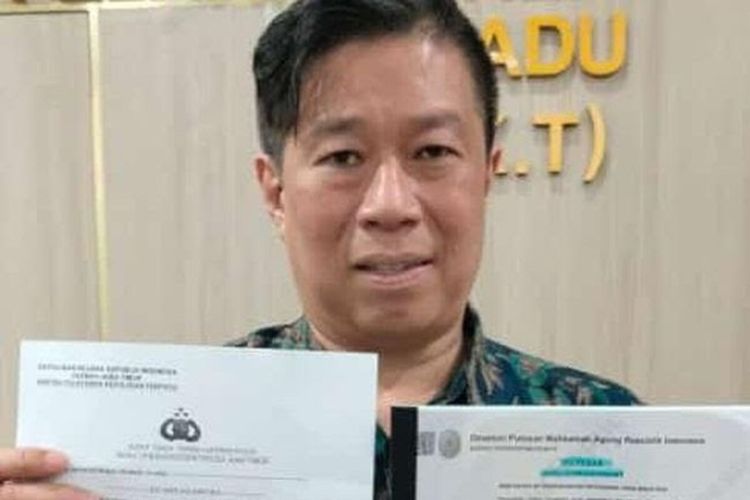 Thio Trio Susantono saat menunjukan berkas laporan dugaan ijazah palsu atas nama Robert Simangunsong