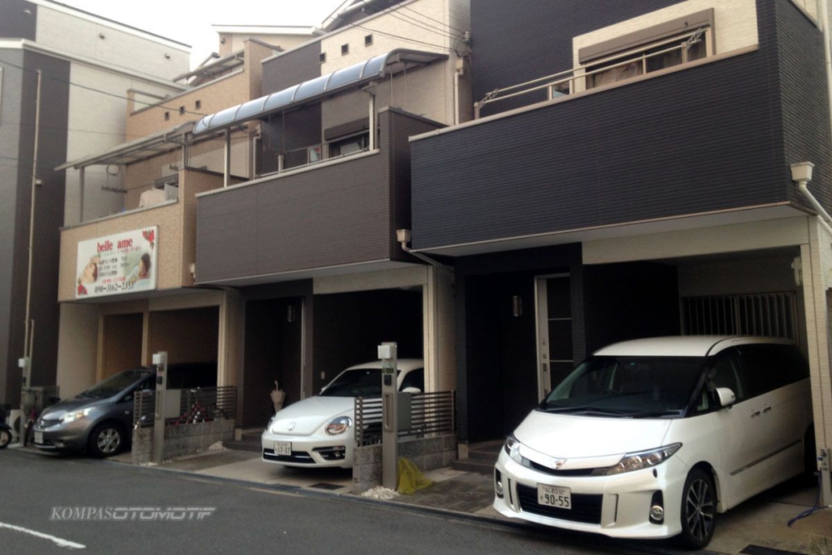 Rata-rata satu rumah satu mobil di Jepang dan parkir di garasi sendiri atau di tempat penyewaan.