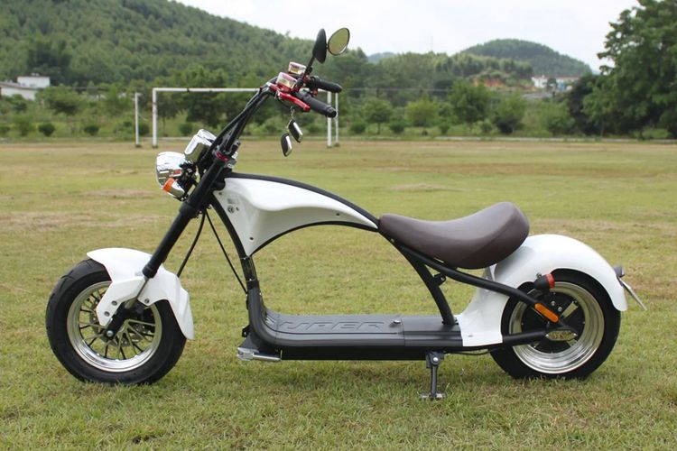 Motor listrik modifikasi bergaya Harley Davidson Soofttail dengan ape hanger handlebar