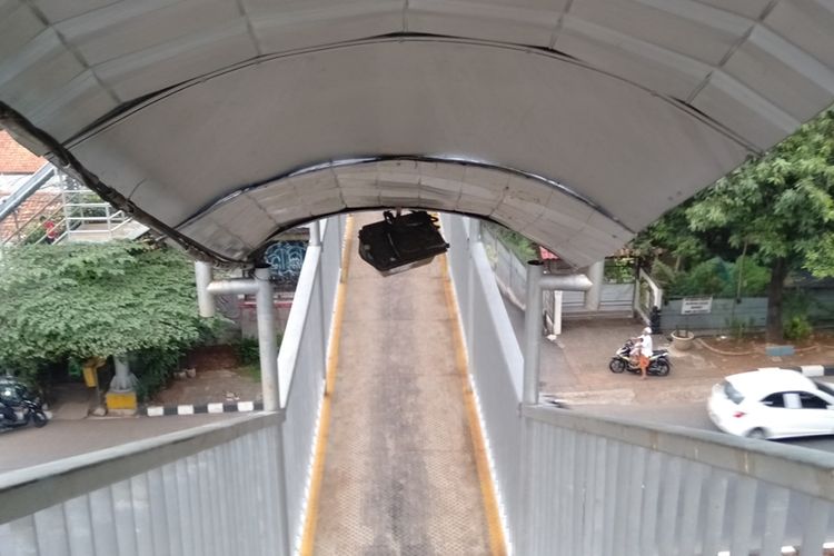 lubang yang ada di jembatan penyebrangan orang (JPO) UI sudah diperbaiki pihak Dinas Bina Marga DKI Jakarta, Rabu (4/12/2019)