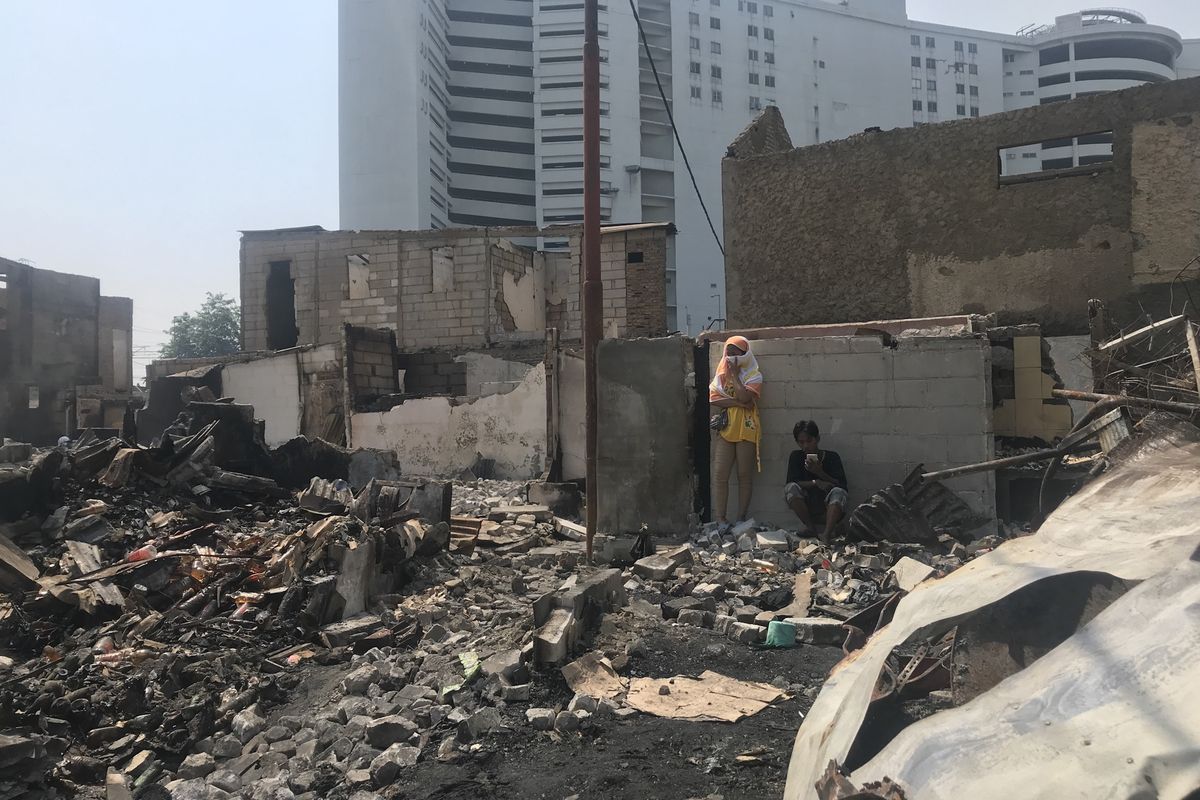 Dua orang warga, Senin (13/5/2019), mengamati puing-puing bekas rumah mereka  yang terbakar di Kampung Bandan, Tanjung Priok, Jakarta Utara. Api melalap sejumlah rumah di RT 011, 012, dan 013 RW 005 di kawasan itu pada Sabtu lalu.