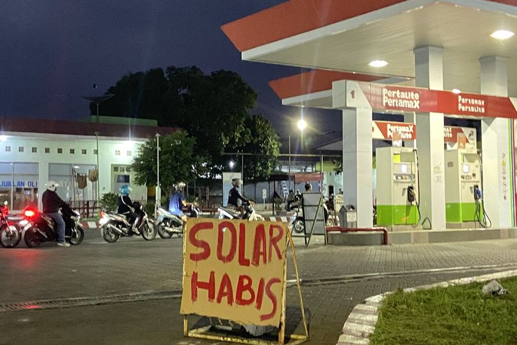 Antrean Solar di Surabaya, Sopir Truk Sampai Harus Menginap di SPBU