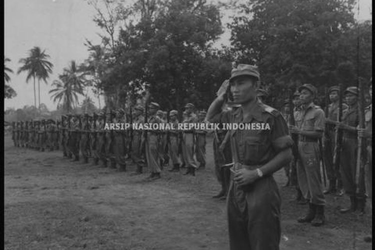 Para anggota KNIL yang dilebur ke dalam APRIS sedang hormat senjata dalam upacara penyerahan di Kramatjati pada 21 Juli 1950.