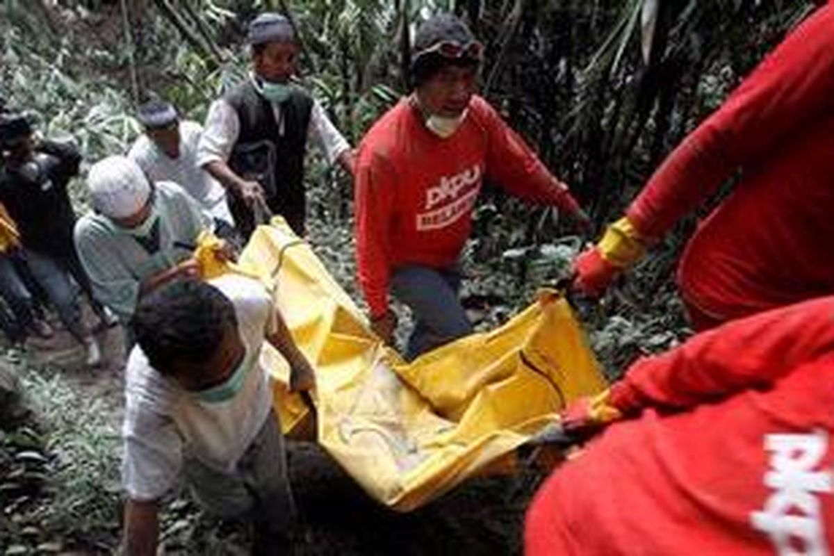 Relawan mengevakuasi jenazah korban letusan Gunung Merapi di Dusun Ngepringan, Desa Wukirsari, Kecamatan Cangkringan, Sleman, DI Yogyakarta, Sabtu (6/11/2010). Letusan Gunung Merapi yang terjadi kembali Jumat (5/11/2010) mengakibatkan sedikitnya 69 orang tewas, 66 orang luka-luka terkena semburan awan panas, dan 30.000 warga mengungsi. 