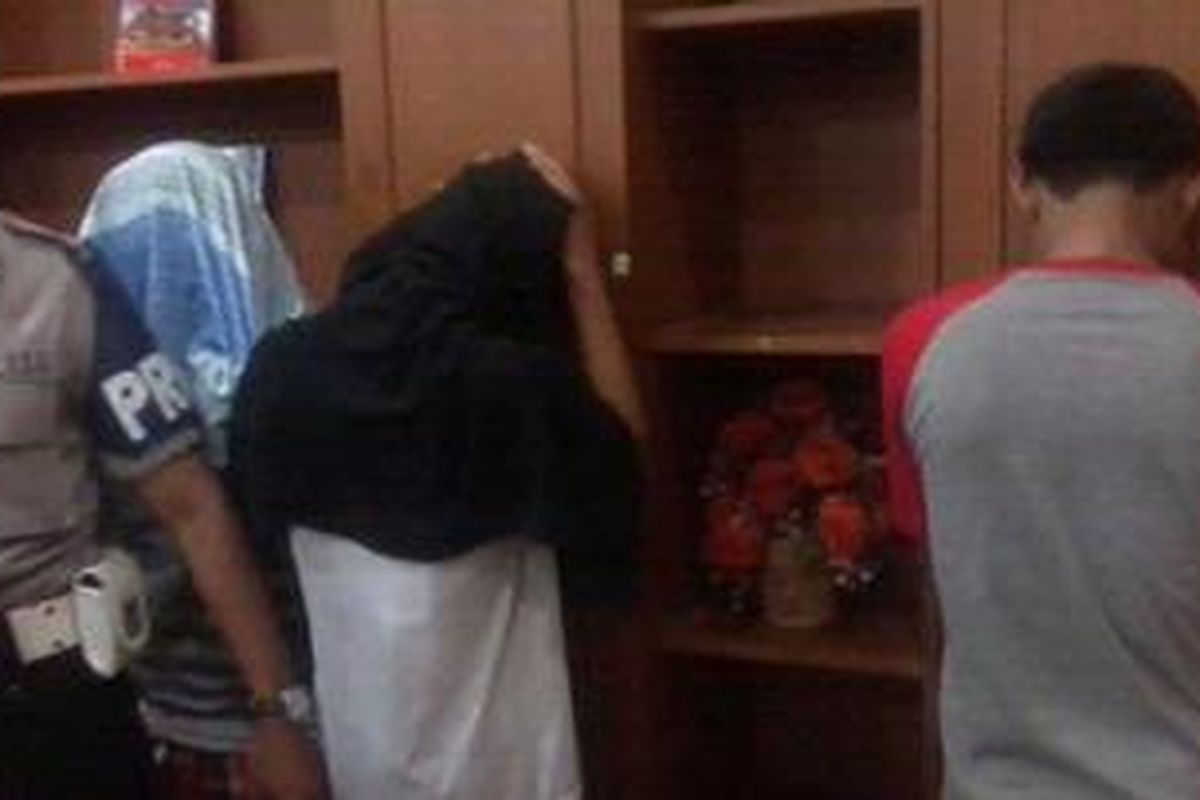 Kepolisian Resor Metro Jakarta Pusat saat ini sudah menangkap tiga pelaku perampasan dan percobaan perkosaan di angkot C-01 jurusan Ciledug-Kebayoran Lama. Pelaku antara lain A (16), F(24), dan N (17).