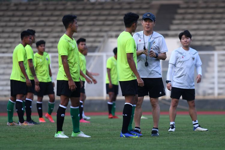 Pelatih timnas Indonesia Shin Tae-yong (kedua kanan) memberikan arahan kepada pesepak bola timnas U19 saat memimpin latihan di Stadion Madya, Kompeks Gelora Bung Karno, Jakarta, Selasa (21/6/2022). Latihan tersebut untuk persiapan timnas sepak bola U-19 yang akan berlaga di Piala AFF U-19 2022 pada 2-15 Juli 2022. ANTARA FOTO/Hafidz Mubarak A/rwa.