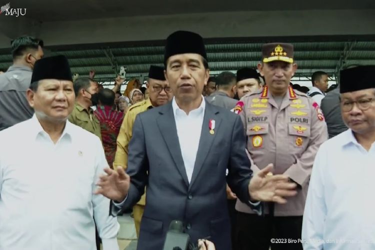 Presiden Joko Widodo memberikan keterangan pers seusai  berkunjung ke Pasar Rakyat Tabalong, Jumat (17/3/2023).