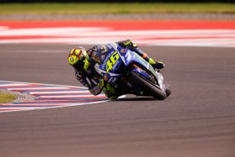 Pebalap Movistar Yamaha asal Italia, Valentino Rossi, memacu motornya pada sesi kualifikasi GP Argentina di Sirkuit Termas de Rio Hondo, Sabtu (18/4/2015).