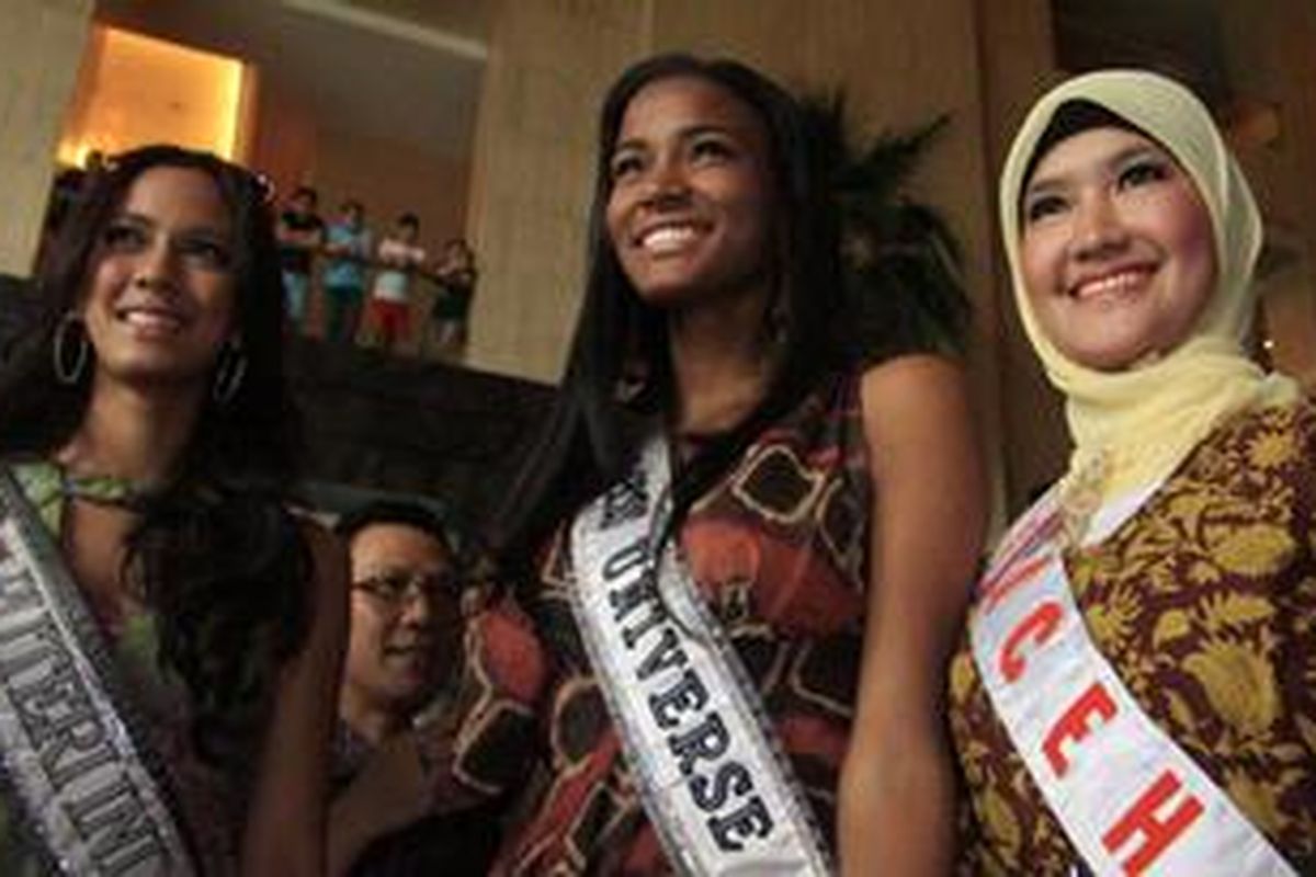 Kiri-kanan: Puteri Indonesia 2010, Nadine Alexandra Dewi Ames, menemani Miss Universe 2011, Leila Lopes, saat penyambutan Miss Universe oleh 38 finalis Pemilihan Puteri Indonesia 2011, salah satunya kontestan dari Aceh, yang percaya diri tampil berbeda dengan kerudungnya.