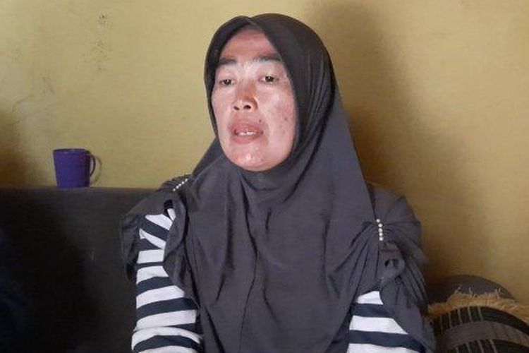 Nur Laila (40), orangtua Musela Carentia, mahasiswi asal Bekasi yang sempat terisolir di Kota Wuhan China.