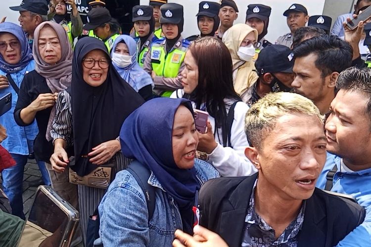 Menangis hingga Sungkem, Aksi Husein Datangi Sidang Korupsi Bupati Pati Nonaktif Sudewo