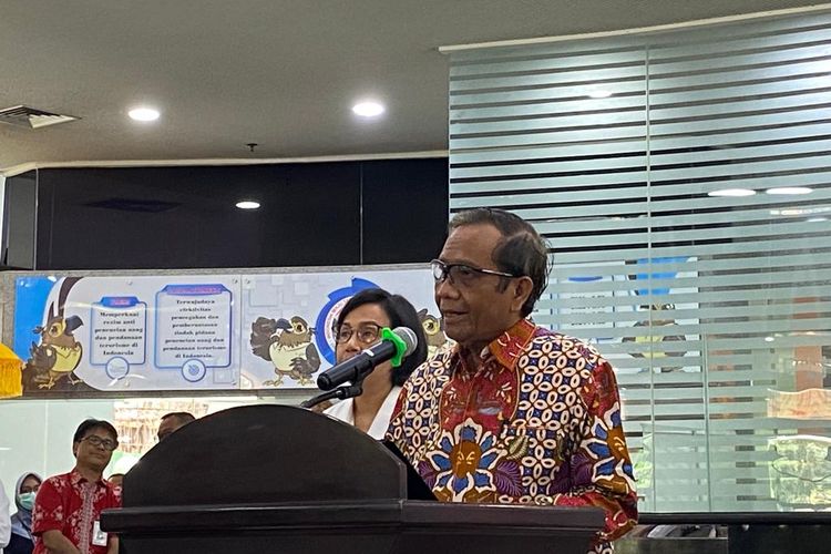 Menteri Koordinator Bidang Politik, Hukum, dan Keamanan (Menko Polhukam) Mahfud MD saat konferensi pers terkait transaksi janggal Rp 349 T di Kantor PPATK, Jakarta Pusat, Senin (10/4/2023)